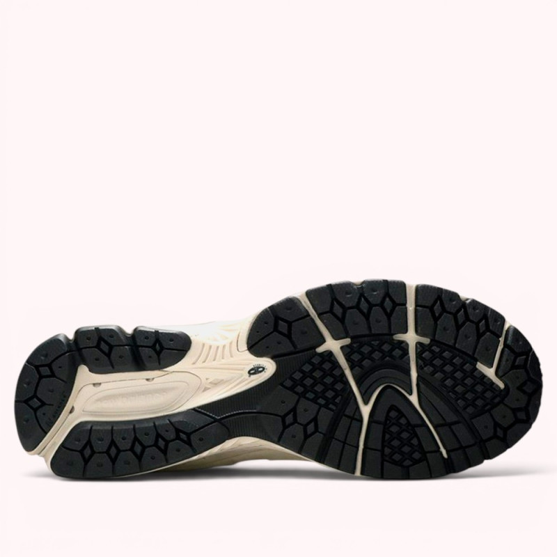 Кросівки New Balance 2002R Bone