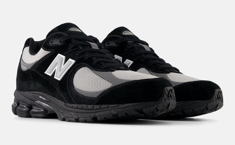 New Balance 2002R випробовує новий стиль у кольорі Black/Silver